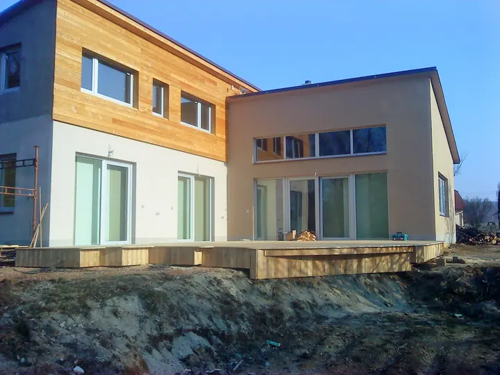 Rodinný dům s velkou dřevěnou terasou