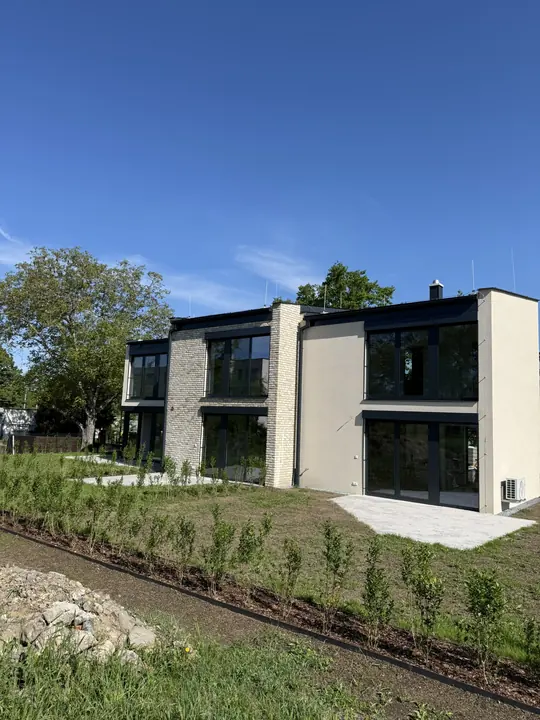 Moderní řadový dům s velkými prosklenými plochami