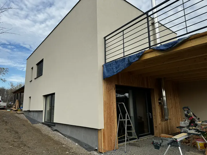 Novostavba s balkonem a dřevěným obkladem
