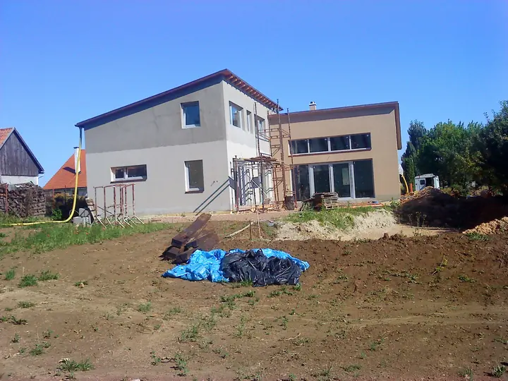 Novostavba s dokončenou fasádou