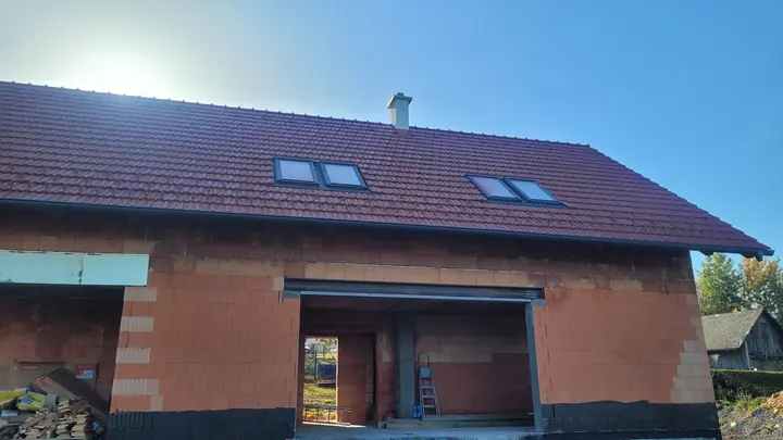 Hrubá stavba rodinného domu s novou střechou
