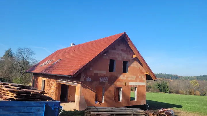 Novostavba s krytinou a střešními okny