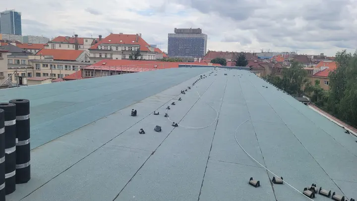 Plochá střecha s pásy hydroizolace