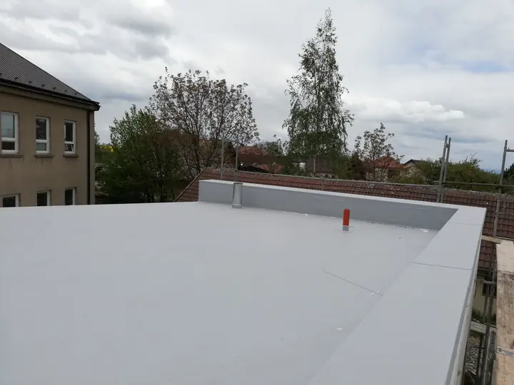 Světlá hydroizolace s oplechováním atiky