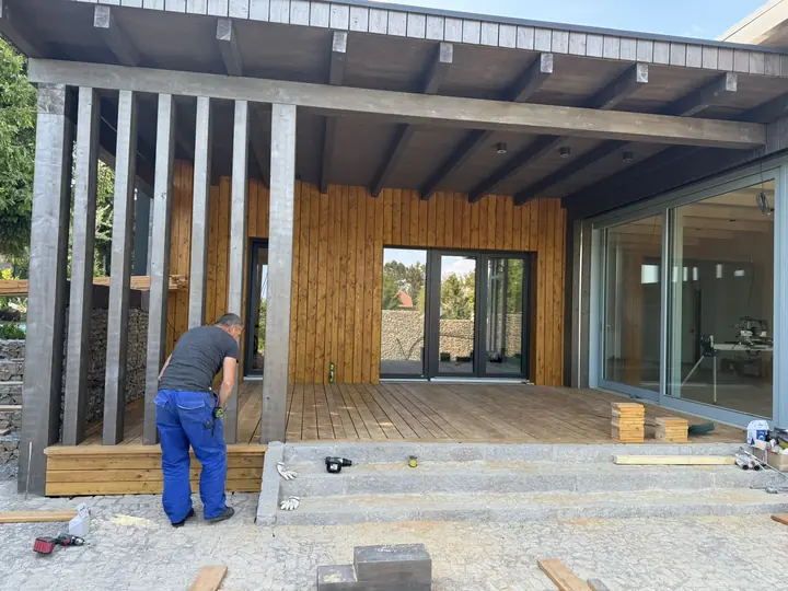 Zastřešená veranda s dřevěnými sloupky