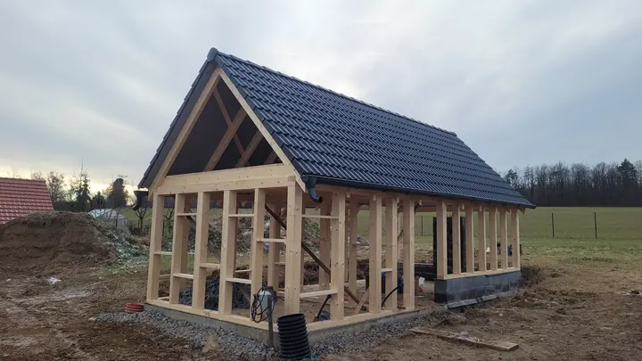 Dřevěný přístřešek s novou střechou